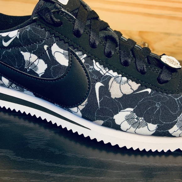 New Nike Classic Cortez LX Black White Floral - Picture 4 of 8